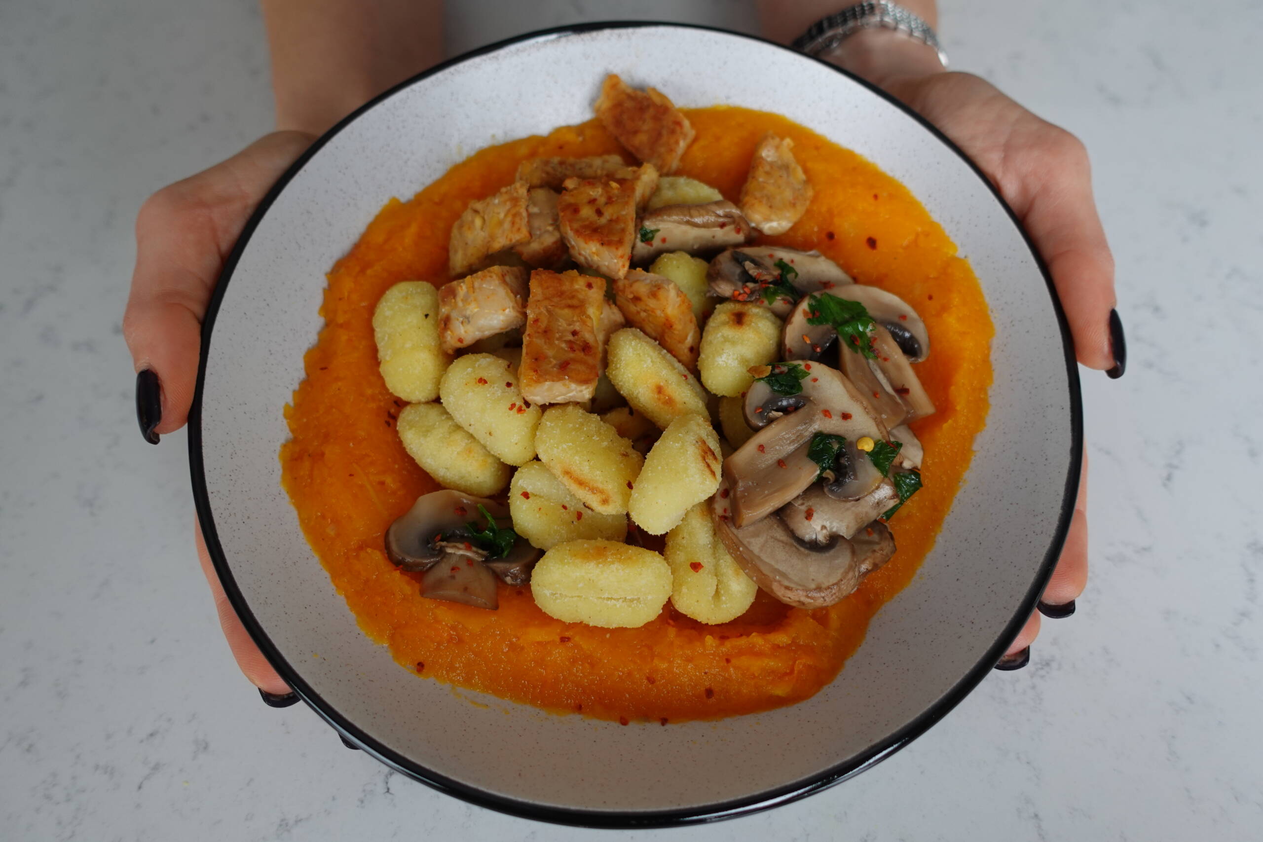 Recette Assiette de gnocchi, purée de butternut, champignons et tofu Noémie Nutrition