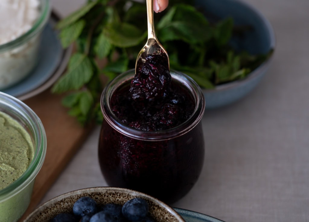 Marmelade de myrtilles maison dans un bocal en verre, idéale pour une alimentation saine et équilibrée avec Noémie Nutrition.