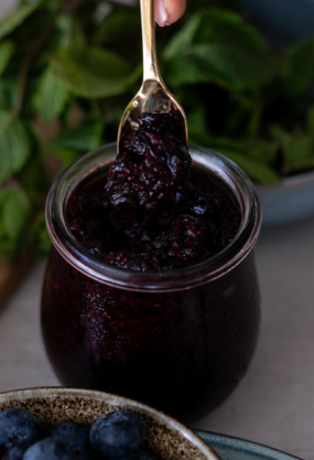 Marmelade de myrtilles maison dans un bocal en verre, idéale pour une alimentation saine et équilibrée avec Noémie Nutrition.