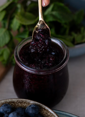 Marmelade de myrtilles maison dans un bocal en verre, idéale pour une alimentation saine et équilibrée avec Noémie Nutrition.