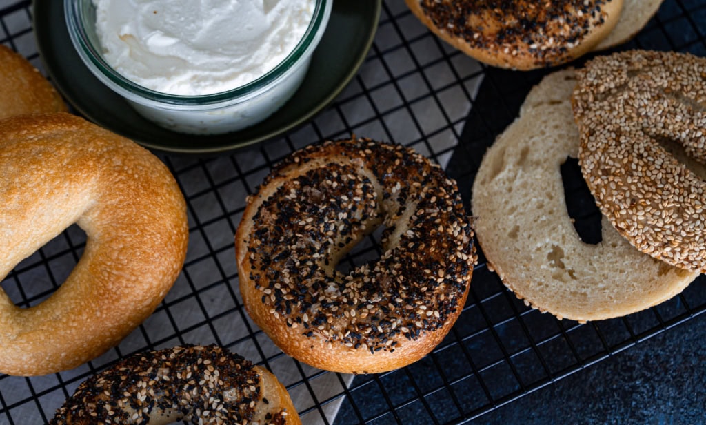 Bagels aux graines et fromage frais, aliments sains, diététiques, pour brunch ou petit-déjeuner équilibré, spécialité de Noémie Nutrition, nutritionniste, conseils santé nutrition.