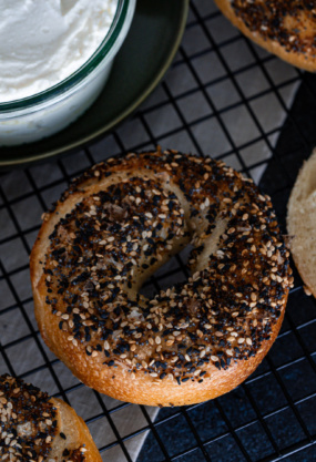 Bagels aux graines et fromage frais, aliments sains, diététiques, pour brunch ou petit-déjeuner équilibré, spécialité de Noémie Nutrition, nutritionniste, conseils santé nutrition.