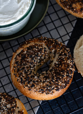 Bagels aux graines et fromage frais, aliments sains, diététiques, pour brunch ou petit-déjeuner équilibré, spécialité de Noémie Nutrition, nutritionniste, conseils santé nutrition.