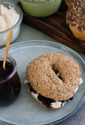 Morning bagel aux graines avec confiture, fromage blanc et pains aux céréales, petit déjeuner sain, alimentation équilibrée, idées de brunch, nutrition saine, Noémie Nutrition.