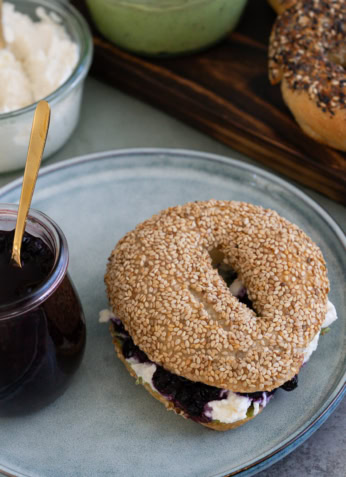 Morning bagel aux graines avec confiture, fromage blanc et pains aux céréales, petit déjeuner sain, alimentation équilibrée, idées de brunch, nutrition saine, Noémie Nutrition.