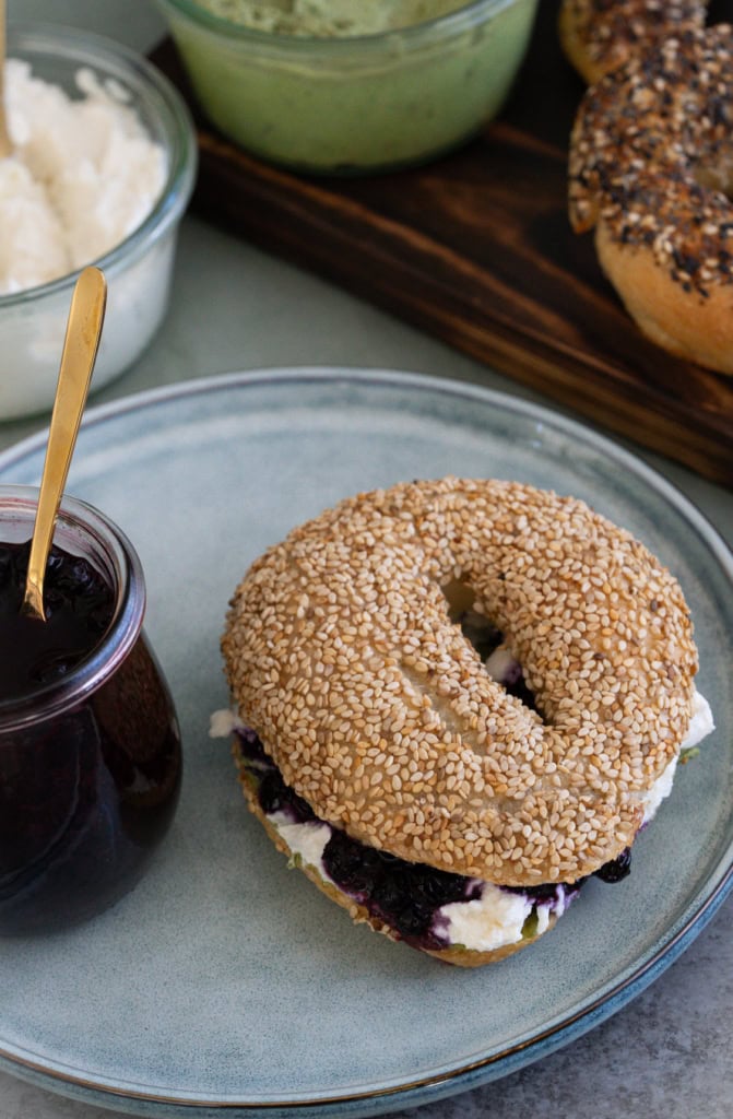 Morning bagel aux graines avec confiture, fromage blanc et pains aux céréales, petit déjeuner sain, alimentation équilibrée, idées de brunch, nutrition saine, Noémie Nutrition.