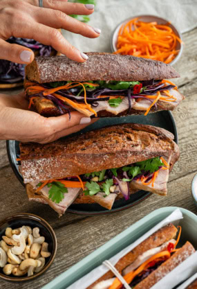 Sandwich healthy avec légumes frais et pains artisanaux pour une alimentation équilibrée, idéal pour une pause déjeuner saine et savoureuse.