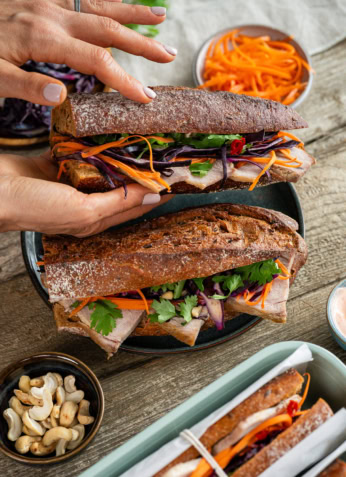 Sandwich healthy avec légumes frais et pains artisanaux pour une alimentation équilibrée, idéal pour une pause déjeuner saine et savoureuse.
