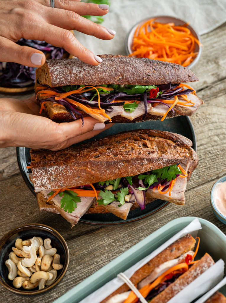 Sandwich healthy avec légumes frais et pains artisanaux pour une alimentation équilibrée, idéal pour une pause déjeuner saine et savoureuse.
