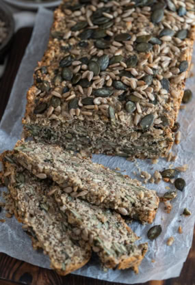Pain aux graines sans gluten, riche en fibres et en saveurs, idéal pour un régime sans gluten. Parfait pour un petit-déjeuner sain ou une collation nutritive.