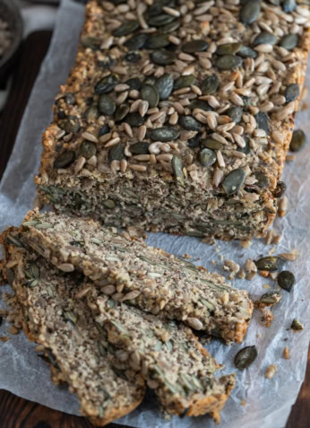 Pain aux graines sans gluten, riche en fibres et en saveurs, idéal pour un régime sans gluten. Parfait pour un petit-déjeuner sain ou une collation nutritive.