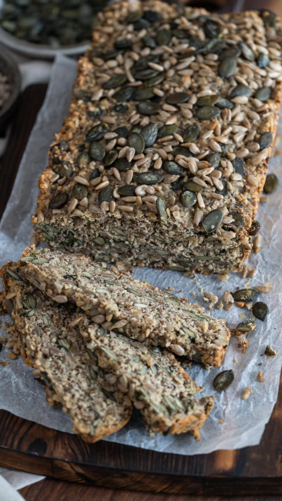 Pain aux graines sans gluten, riche en fibres et en saveurs, idéal pour un régime sans gluten. Parfait pour un petit-déjeuner sain ou une collation nutritive.