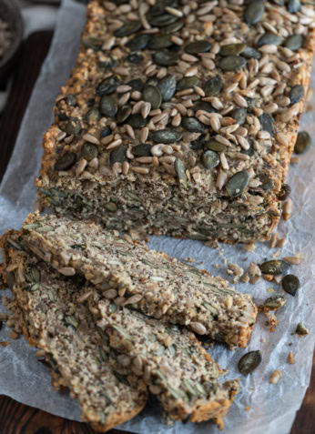 Granola maison aux graines, noix et miel, riche en fibres et protéines, idéal pour un petit-déjeuner sain et énergétique. Parfait pour un mode de vie nutritif avec Noémie Nutrition.