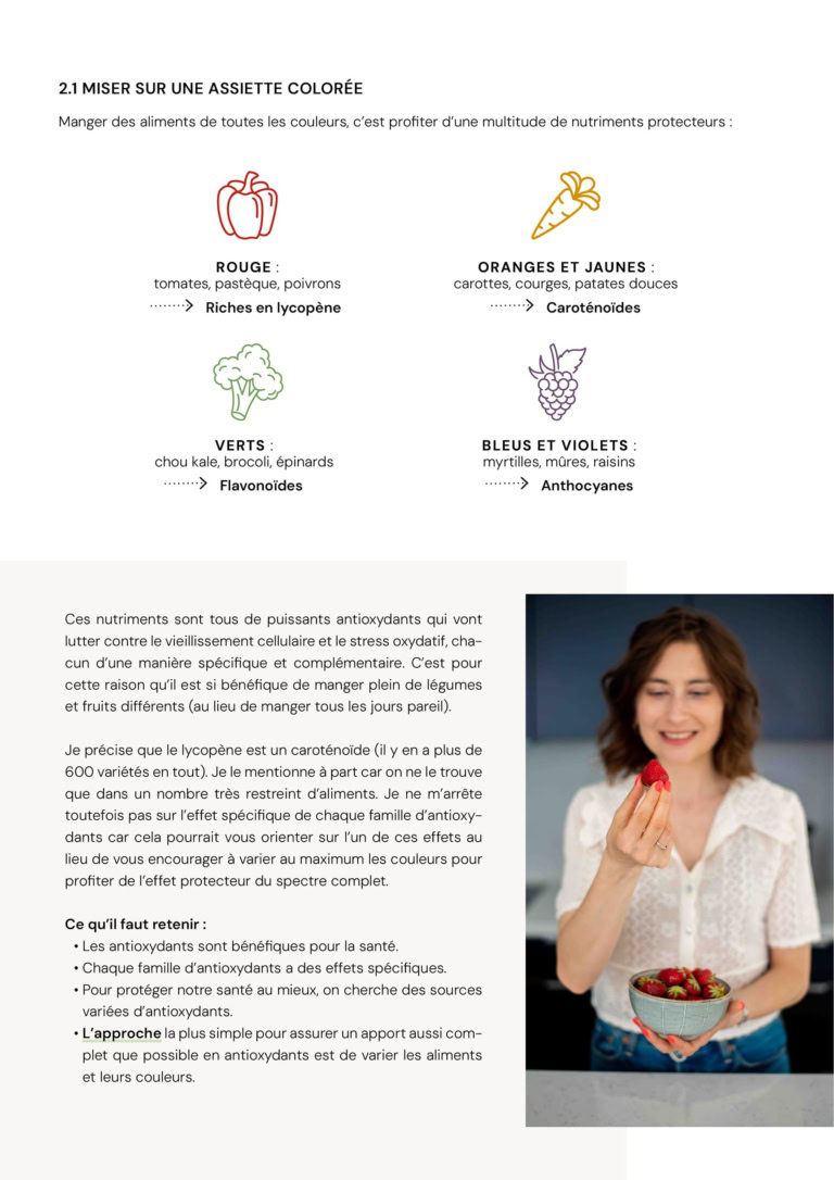 Une femme souriante tient une assiette remplie de fruits rouges et légumes, illustrant l'importance d'une alimentation riche en antioxydants pour la santé et le bien-être.