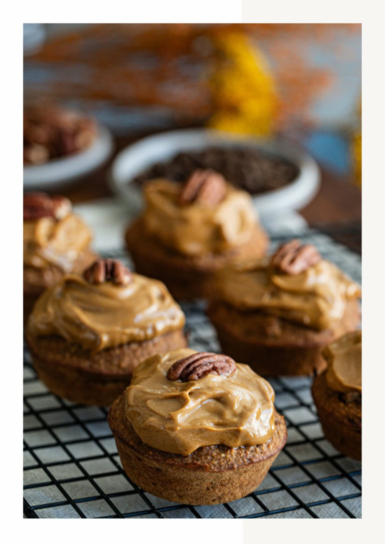 Muffins gourmands avec glaçage caramel et noix de pécan, parfaits pour une pause sucrée saine et nutritive, en accord avec la philosophie de Noémie Nutrition.
