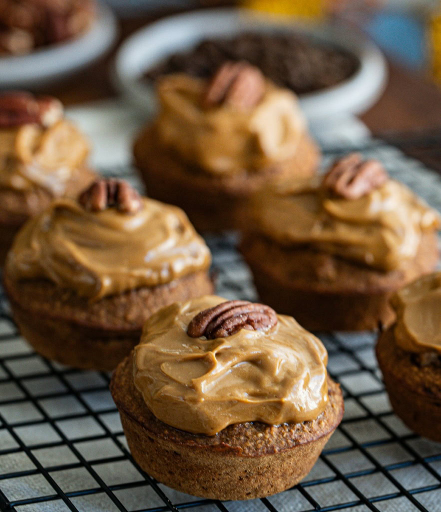 Brownie aux noix avec glaçage au caramel, dessert gourmand fait maison, pâtisserie healthy, recette de gâteau aux noix, alimentation équilibrée et snack sucré, Noémie Nutrition, nutrition saine et plaisir culinaire.