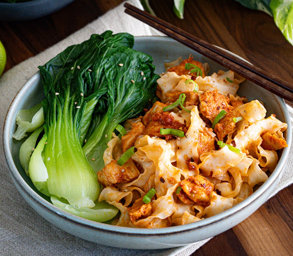 Fraises de légumes verts et nouilles sautées au poulet, assiette saine et équilibrée, cuisine asiatique légère, recette de wok, repas nutritif, cuisine maison, ingrédients frais, idée repas, alimentation saine, Noémie Nutrition.