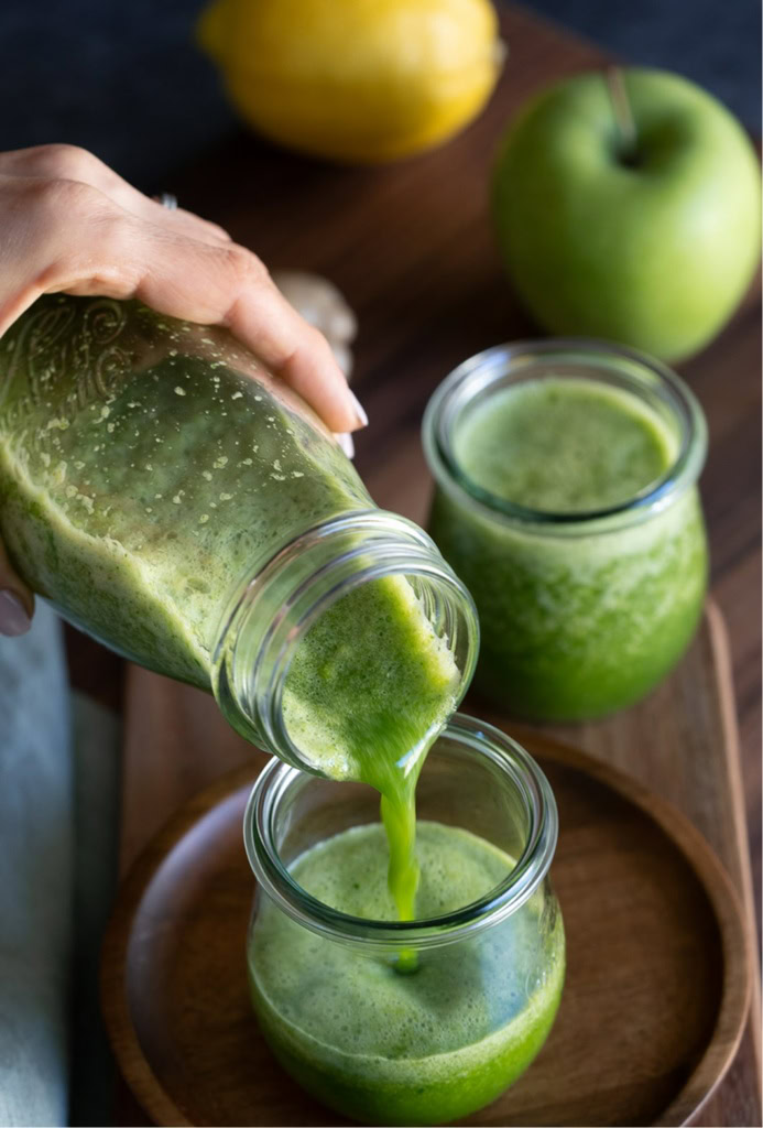 Smoothie vert detox à base de légumes et fruits frais, parfait pour une alimentation saine et équilibrée par Noémie Nutrition.