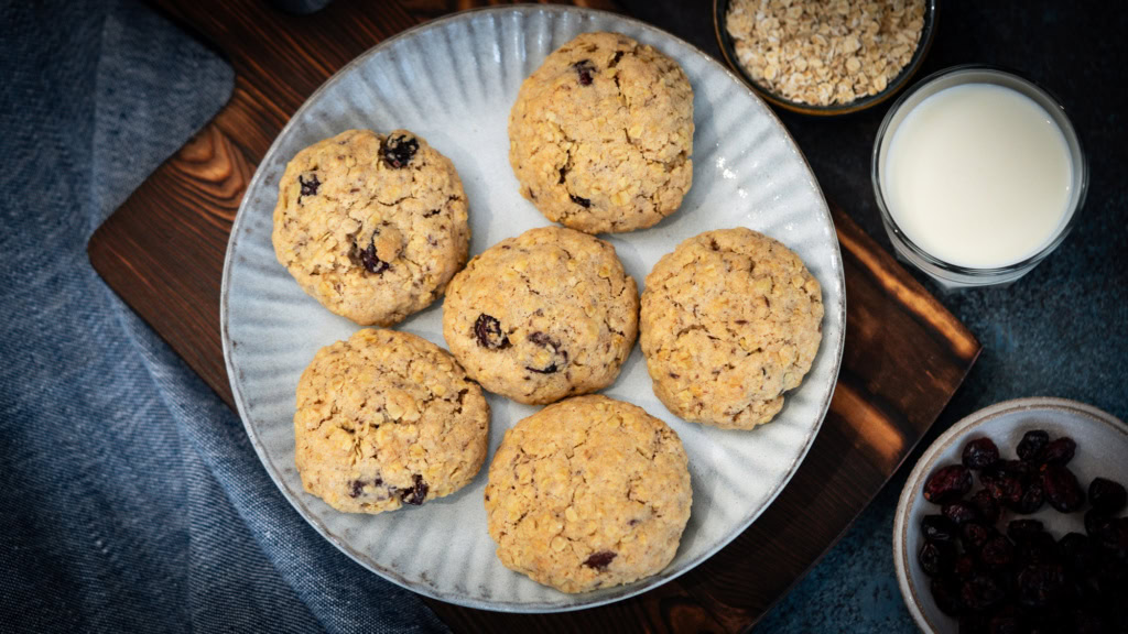 Biscuits sains aux flocons d'avoine, canneberges et lait végétal, recette healthy, nutrition équilibrée, collation saine, idées gourmandes, alimentation bien-être, Noémie Nutrition.
