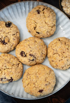 Biscuits sains aux flocons d'avoine, canneberges et lait végétal, recette healthy, nutrition équilibrée, collation saine, idées gourmandes, alimentation bien-être, Noémie Nutrition.