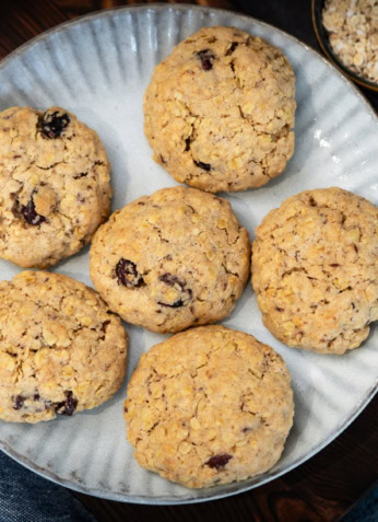 Biscuits sains aux flocons d'avoine, canneberges et lait végétal, recette healthy, nutrition équilibrée, collation saine, idées gourmandes, alimentation bien-être, Noémie Nutrition.