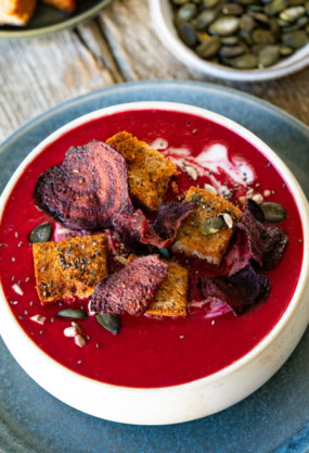 Riche en nutriments, soupe de betterave rouge, graines de courge, légumes rôtis, style healthy, recette végétarienne, aliments antioxydants pour une alimentation équilibrée.