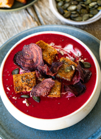 Riche en nutriments, soupe de betterave rouge, graines de courge, légumes rôtis, style healthy, recette végétarienne, aliments antioxydants pour une alimentation équilibrée.