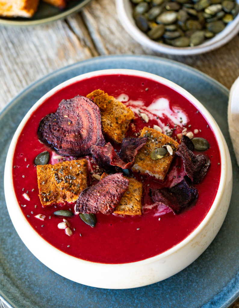Riche en nutriments, soupe de betterave rouge, graines de courge, légumes rôtis, style healthy, recette végétarienne, aliments antioxydants pour une alimentation équilibrée.