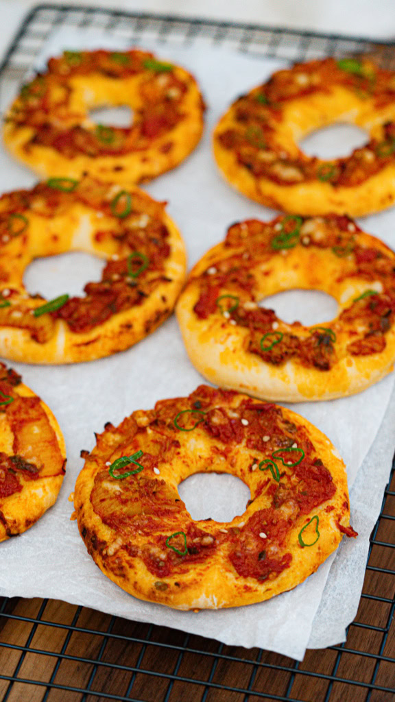 Bagels à la viande hachée et aux épices garnis de ciboulette, cuits au four, aliments sains pour une alimentation équilibrée.