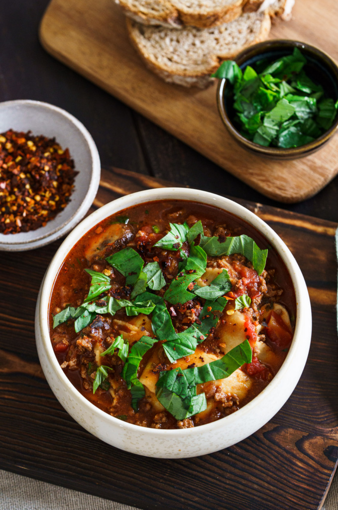 Soupe saine aux végétaux, riche en fibres et protéines, idéale pour un régime nutritif et équilibré, accompagné de pain complet.