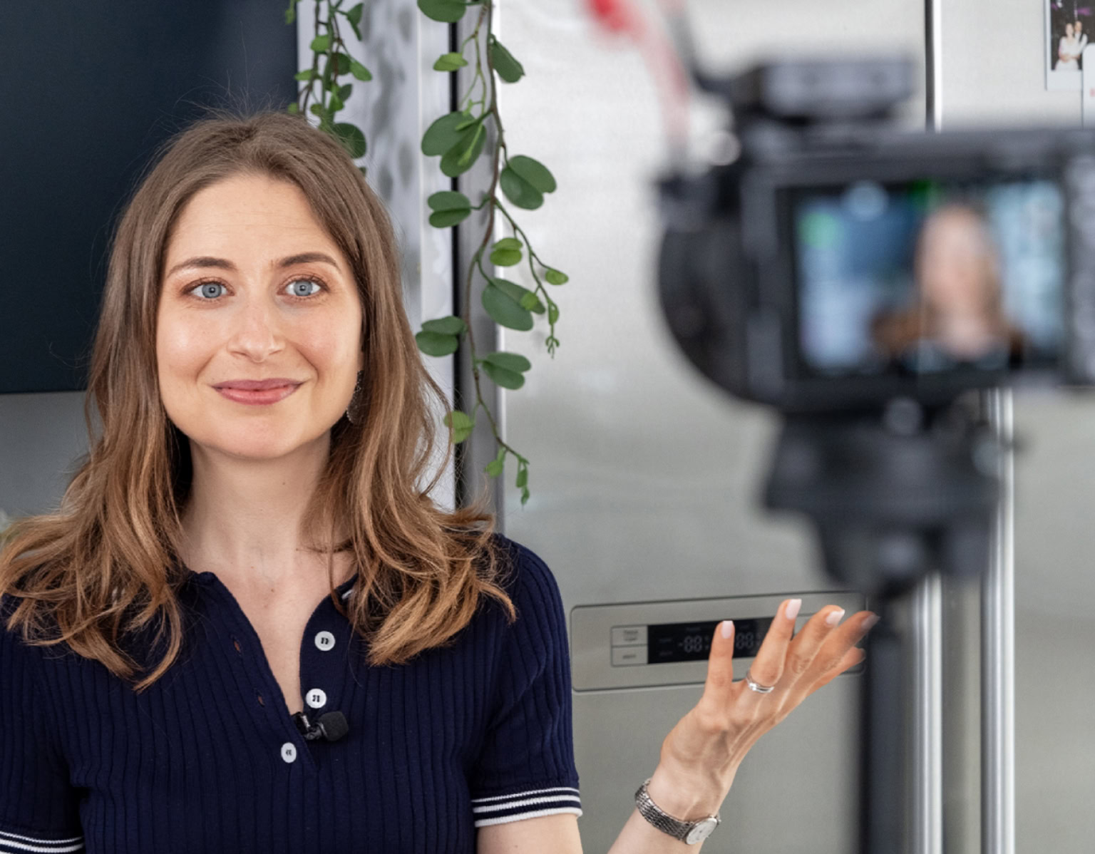 Femme nutritionniste en train de filmer une vidéo pour sa chaîne YouTube ou ses réseaux sociaux, dans un environnement moderne et professionnel.